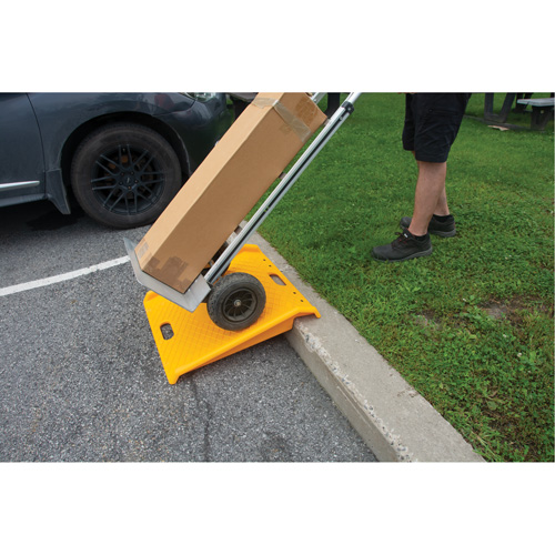 Portable Poly Hand Truck Curb Ramp, 1000 lbs. Capacity, 27" W x 27" L Cantin et fils
