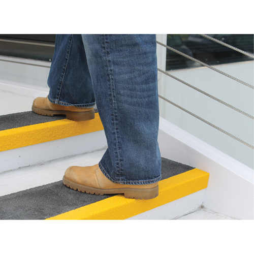 Rebords de marches antid&eacute;rapants Safestep, 13,5" la x 48" lo, Noir & jaune Cantin et fils