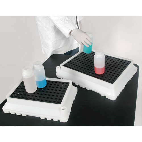 P4 Ultra-Spill Tray, 17" lo x 21" la x 4" h, Cap. de d&eacute;versement 2,9 gal. US Cantin et fils