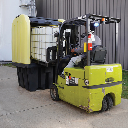 Palette anti-d&eacute;versement jaune &agrave; couvercle rigide roulant avec drain, 65" lo x 65" la x 101" h, Capacit&eacute; de charge 5000 lb Cantin et fils