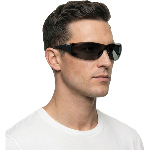 Lunettes de s&eacute;curit&eacute; Adapt Lite, Lentille Fum&eacute;e, Antibu&eacute;e/Anti-&eacute;gratignures, ANSI Z87+/R&eacute;pond ou surpasse la norme CSA Z94.3 Cantin et fils