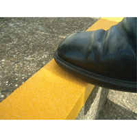 Rebords de marches antid&eacute;rapants Safestep, 2,75" la x 59" lo, Jaune Cantin et fils