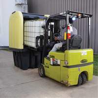 Palette anti-d&eacute;versement jaune &agrave; couvercle rigide roulant, 65" lo x 65" la x 101" h, Capacit&eacute; de charge 5000 lb Cantin et fils