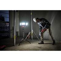Lampe de travail &agrave; DEL professionnelle &agrave; panneaux pliants lumens sans fil 18V sur tr&eacute;pied, DEL, 3600 lumens Cantin et fils